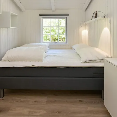 5 Person In Oksbol-by Traum * Dyreby