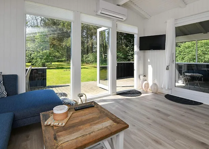 5 Person In Oksbol-by Traum